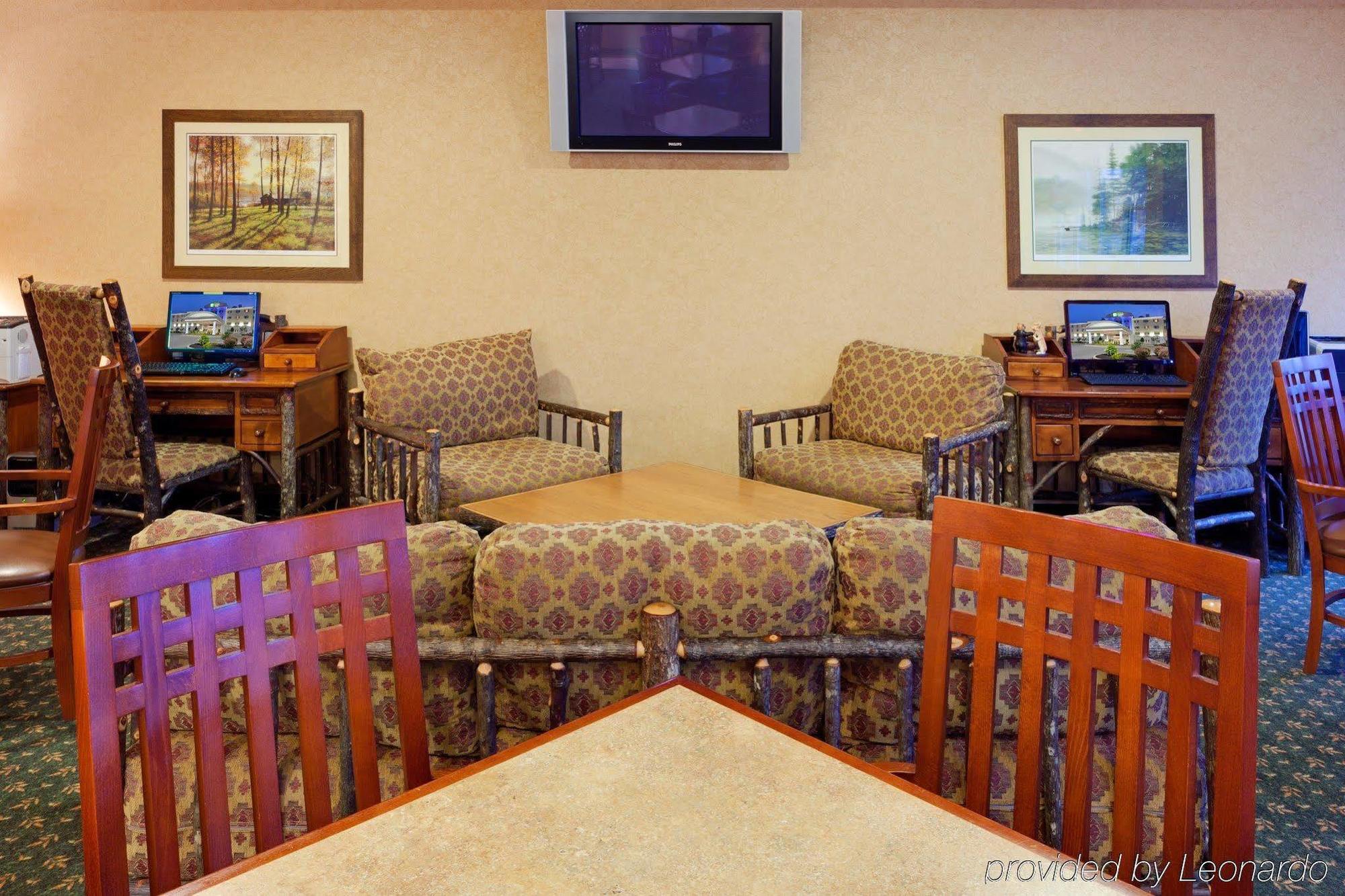 Holiday Inn Express Hotel & Suites Watertown - Thousand Islands By Ihg Exterior foto