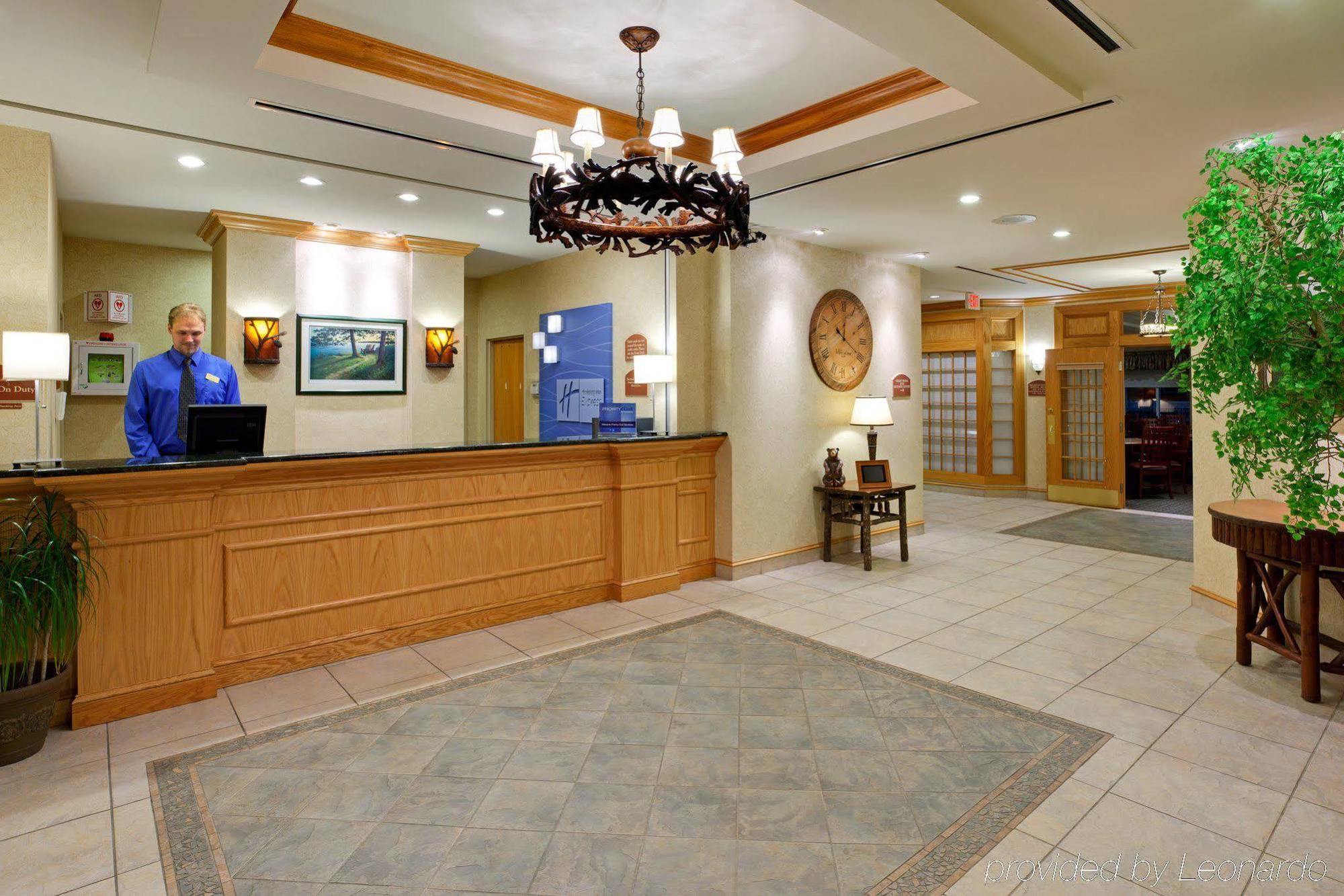 Holiday Inn Express Hotel & Suites Watertown - Thousand Islands By Ihg Exterior foto